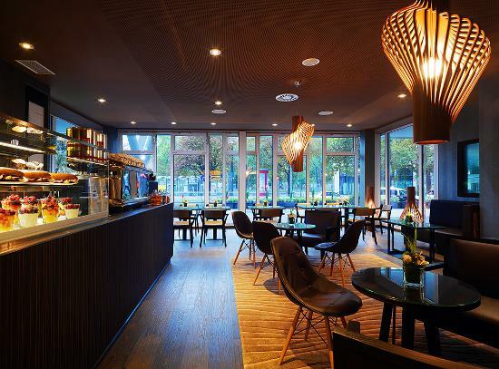 Cross Bar, Lounge